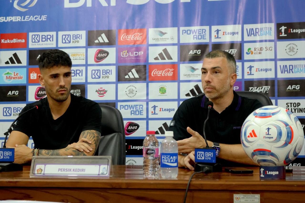 Pelatih Persik Kediri Marcos Reina dalam sesi pre-match conference jelang lawan Madura. (Foto: Persik Kediri/jatimnow.com)