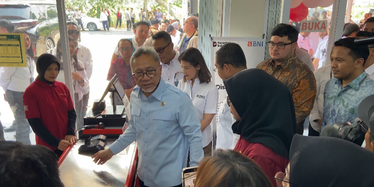 Bupati Kediri Hanindhito Himawan Pramana saat mendampingi Menteri Koordinator Bidang Pangan Zulkifli Hasan meninjau KDMP di Desa Sonorejo. (Foto: Yanuar Dedy/jatimnow.com)