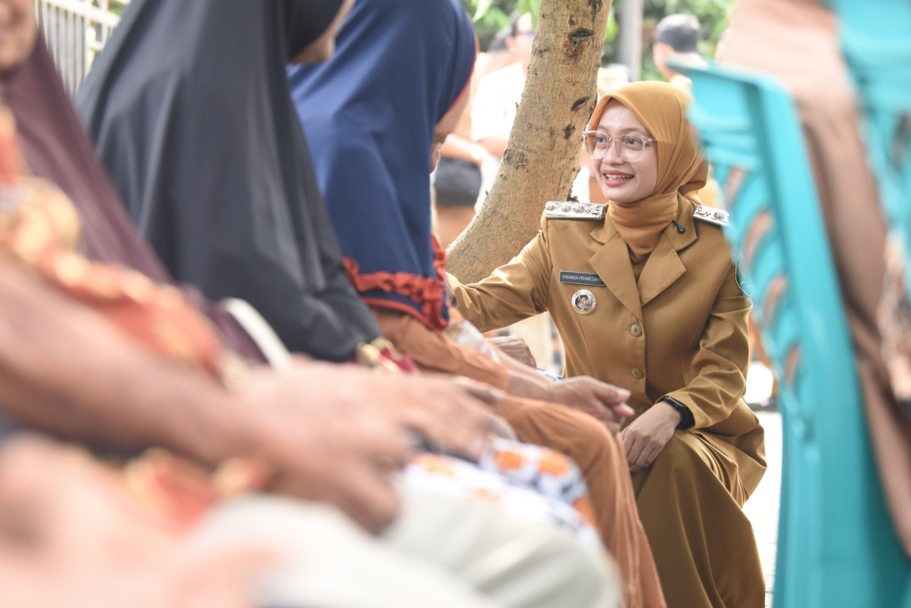 Wali Kota Kediri Vinanda Prameswati meninjau layanan pemeriksaan kesehatan gratis yang digelar di Kantor Kelurahan Bawang. (Foto: Pemkot Kediri/jatimnow.com)