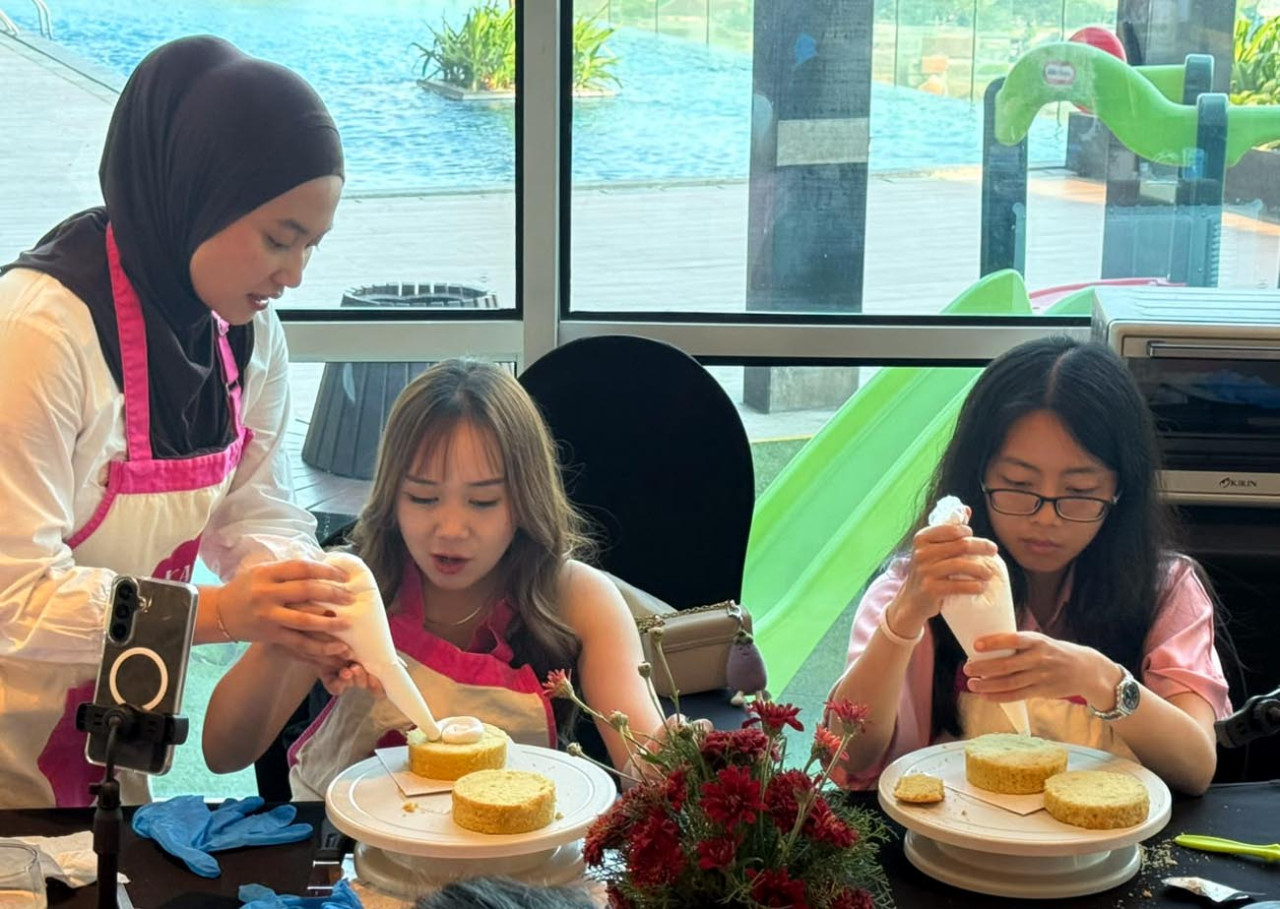 Hotel Ciputra World Surabaya menyulap area lobi menjadi ruang kreasi bagi pecinta kuliner lewat acara Bake & Brew, Sabtu (17/10/2026). (Foto: Hotel Ciputra World for jatimnow.com)