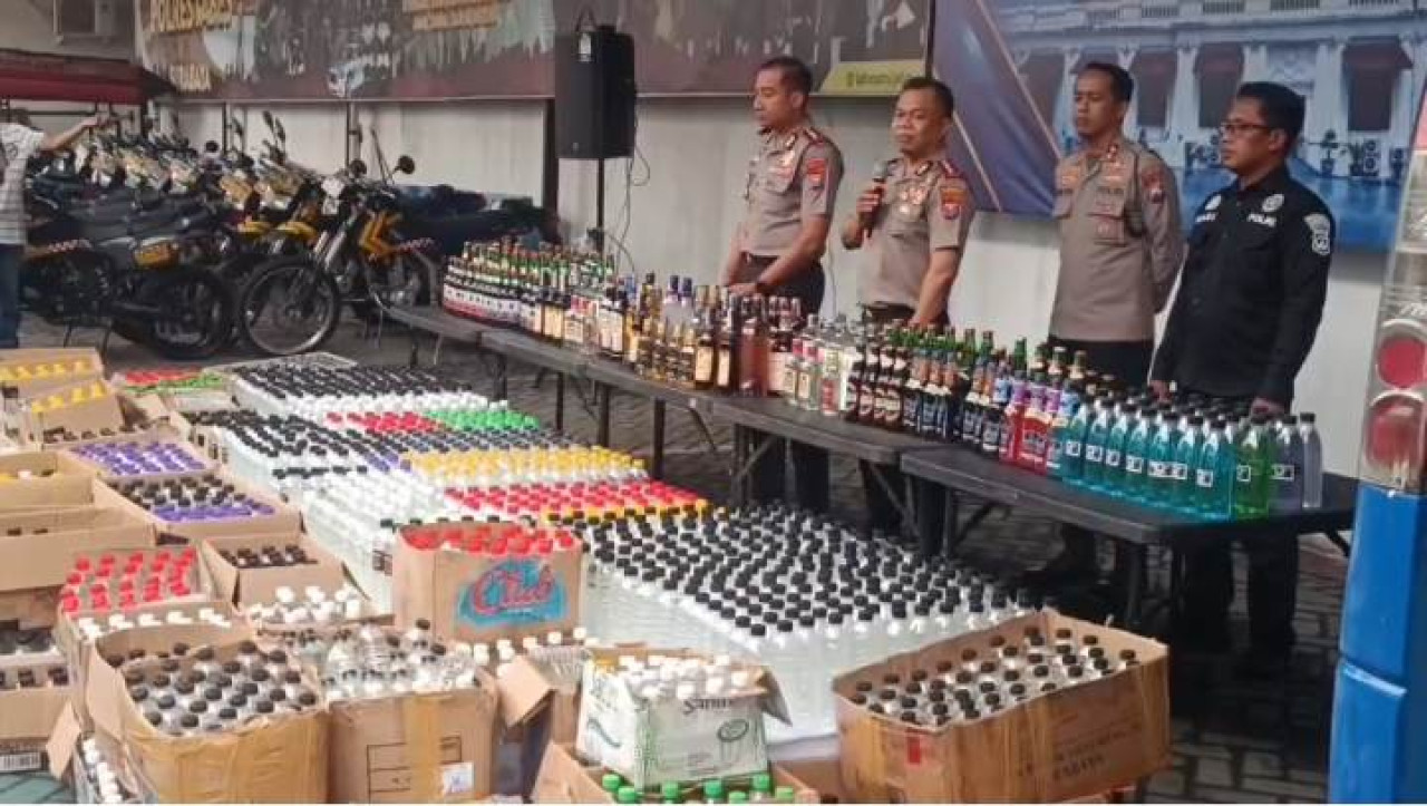 Polrestabes Surabaya bersama polsek jajaran mengamankan 5.385 botol minuman beralkohol dalam penindakan terhadap penjual yang diduga tidak memiliki izin. (Foto: Sujianto/jatimnow.com)