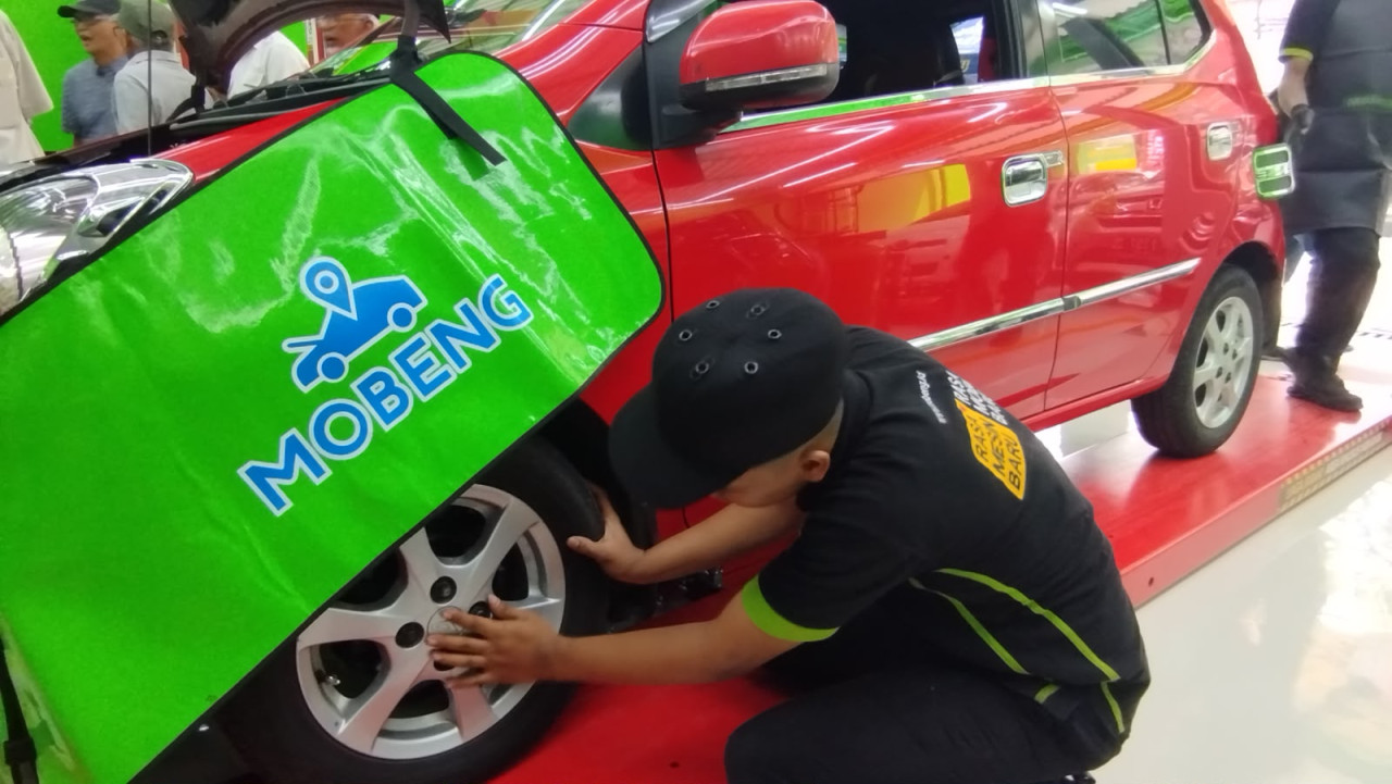 Layanan servis mobil oleh bengkel berjejaring Mobeng. (Foto: Aris/jatimnow.com)