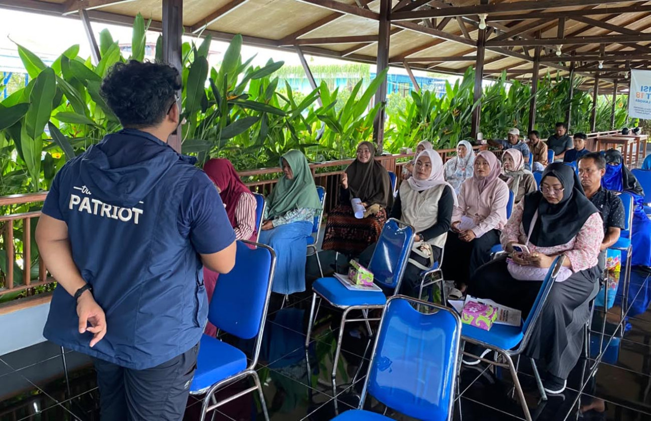 Tim Ekspedisi Patriot 18 UNAIR membekali pelaku UMKM di Prafi Manokwari cara mengenali tiga modus penipuan online agar uang dagangan aman. (Foto: Tim Ekspedisi for jatimnow.com)