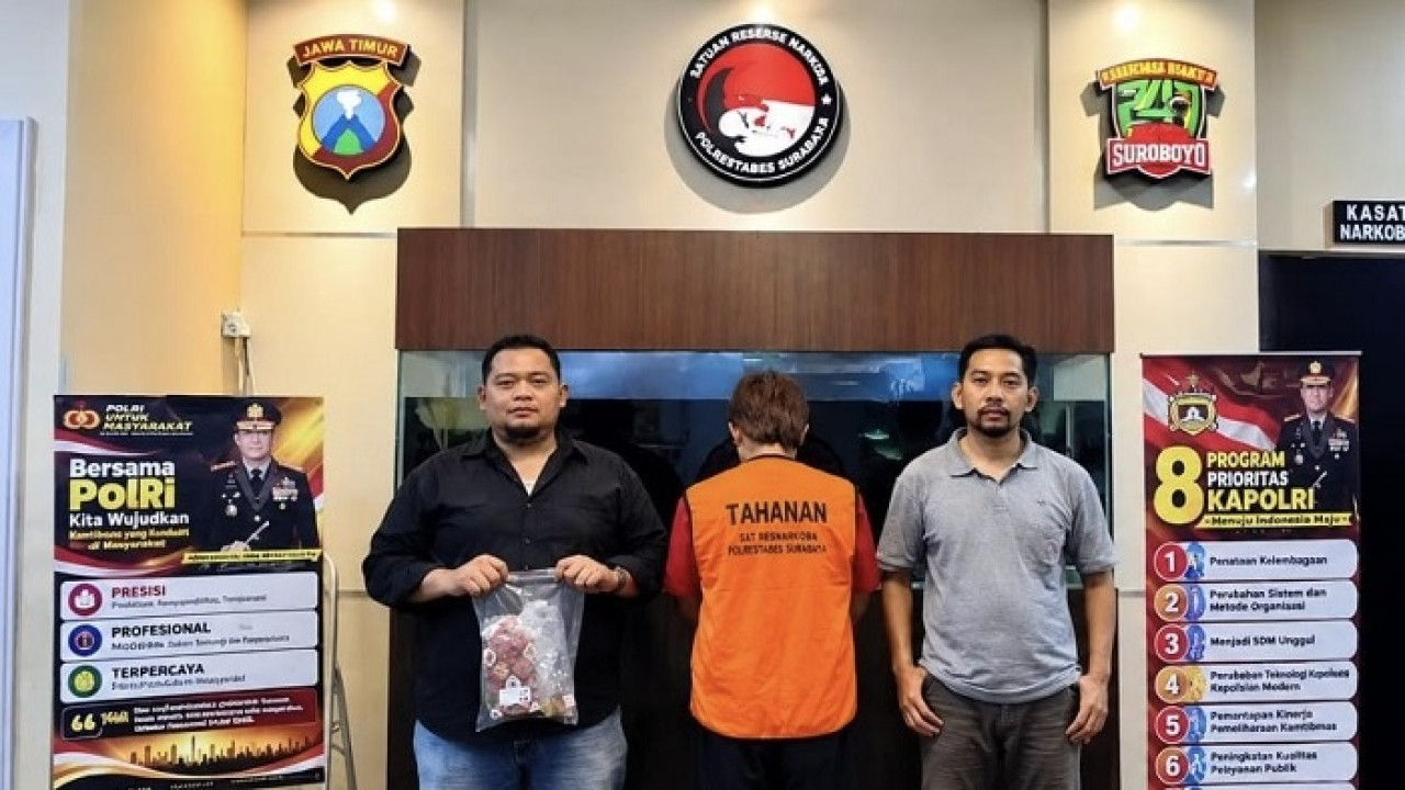 Pengedar narkoba saat diamankan Satresnarkoba Polrestabes Surabaya. (Foto: Humas Polrestabes Surabaya/jatimnow.com)
