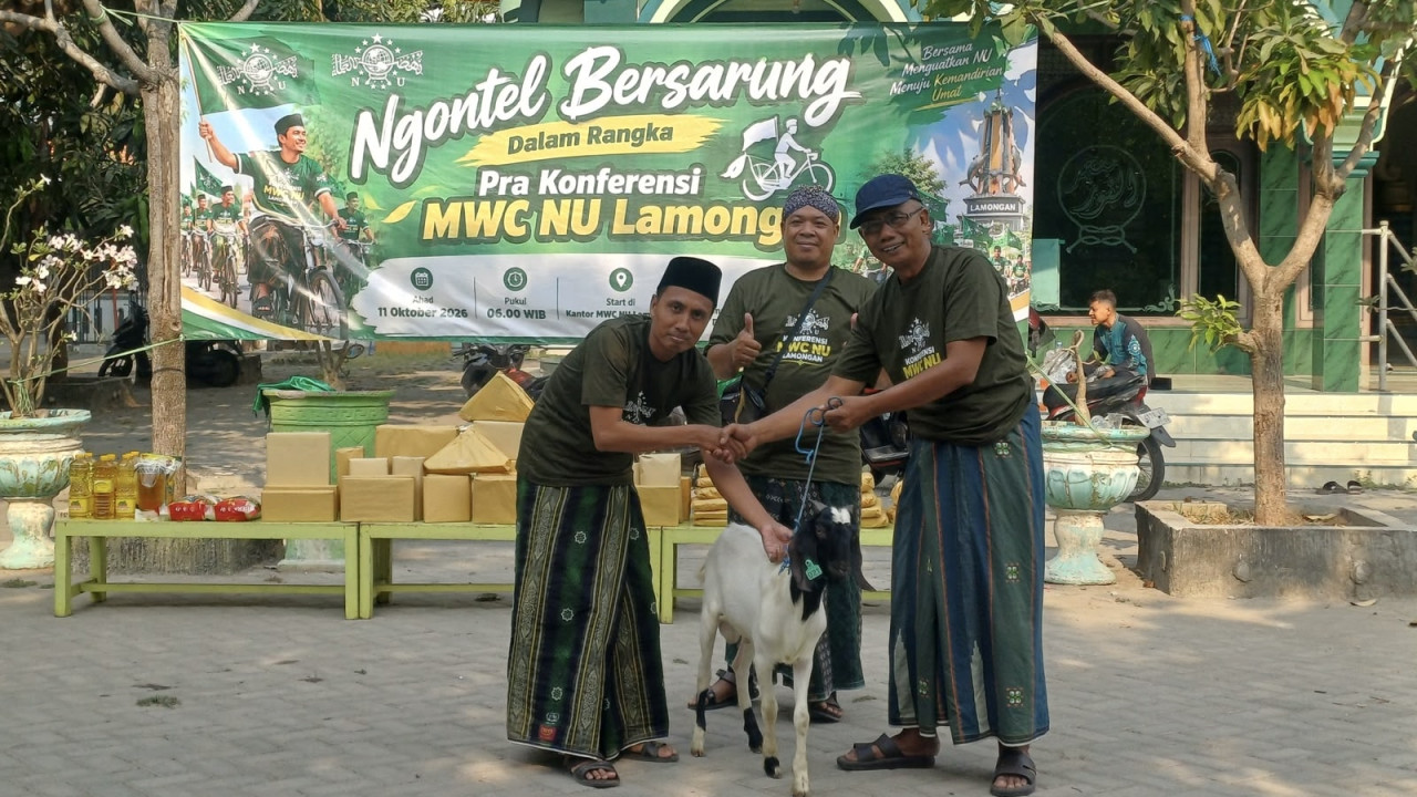 Serunya Ngontel Bersarung Berhadiah Kambing di Lamongan