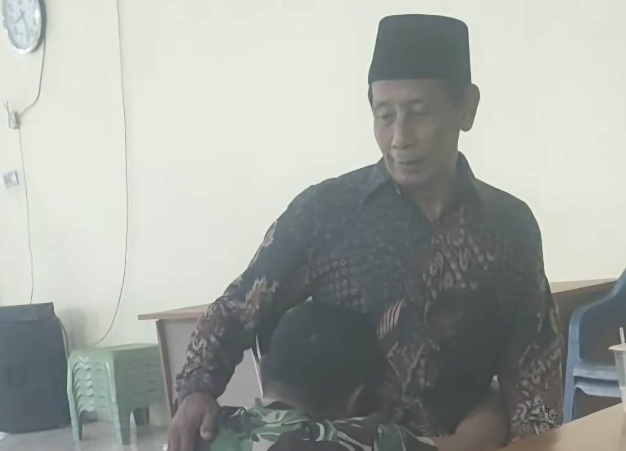 Serma MS bersimpuh sambil menangis saat meminta maaf kepada Kepala MI di Lamongan, Munir Thowil. (Tangkapan Layar)