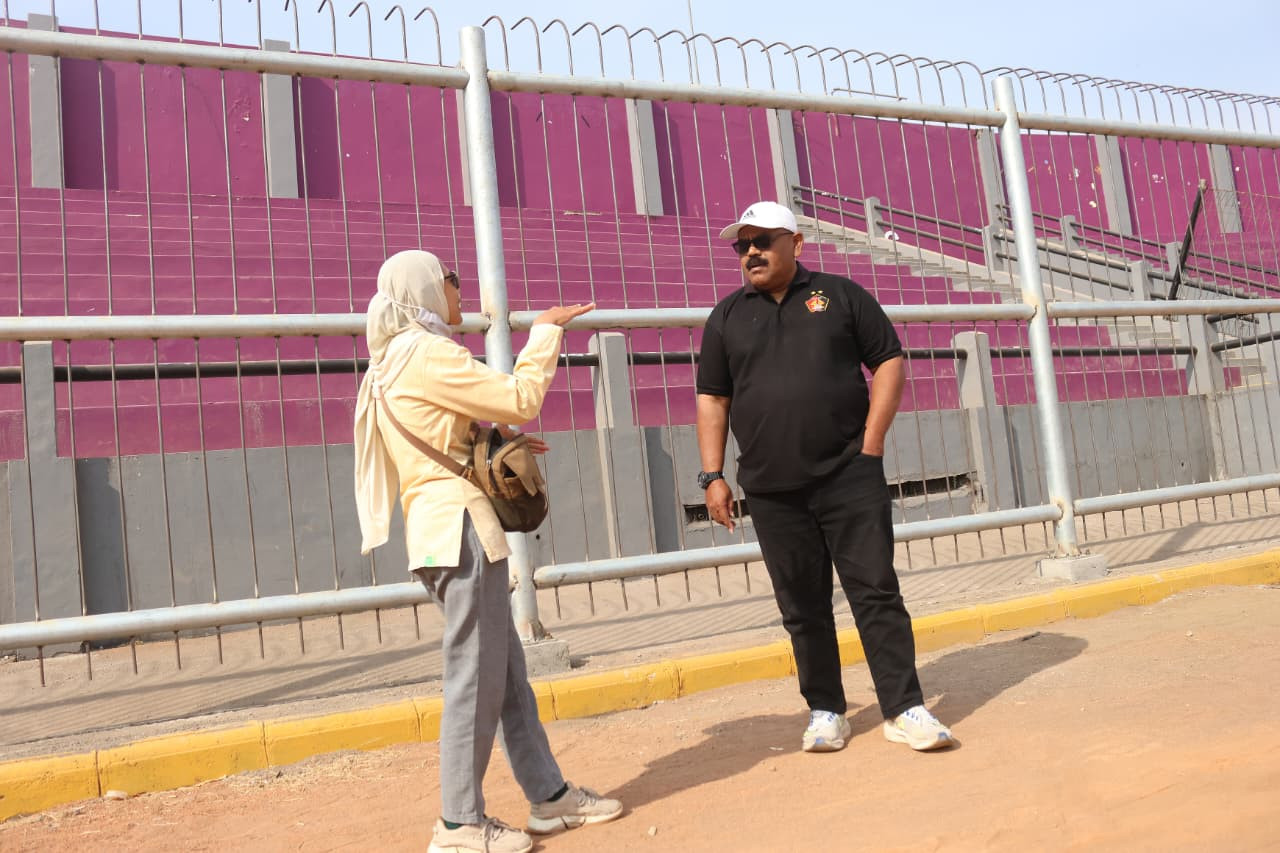 Ketua Panpel Persik Kediri Tri Widodo menunjukkan pagar baru Stadion Brawijaya Kediri. (Foto: MO Persik Kediri/jatimnow.com)
