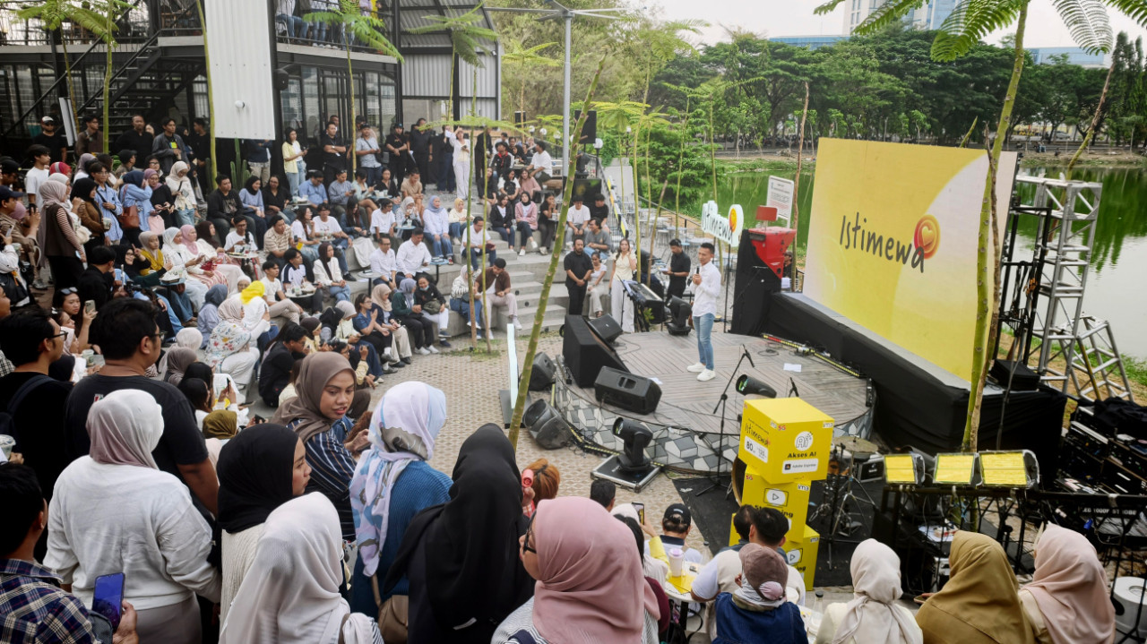 Peluncuran IM3 Istimewa dimeriahkan lewat kegiatan apresiasi warga di Kopi Nako Surabaya Barat bersama musisi Bilal Indrajaya. (Foto: Ali Masduki/jatimnow.com)