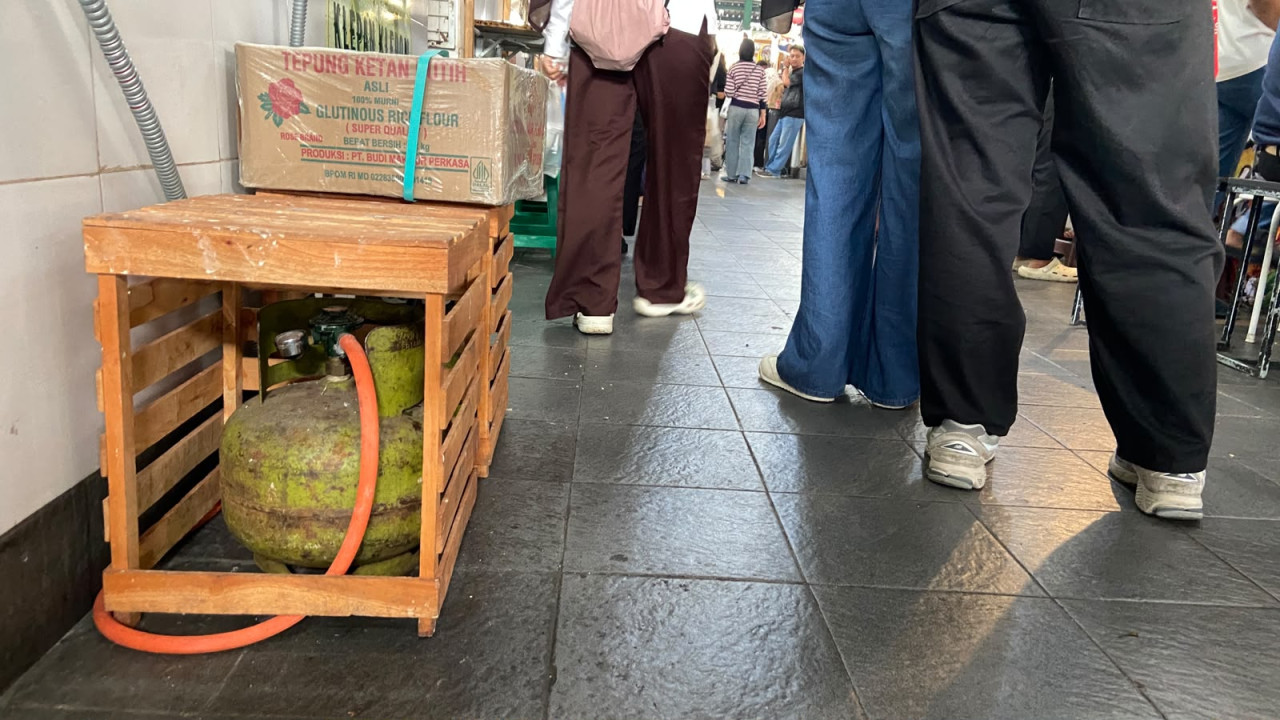 LPG 3 kilogram yang digunakan di salah satu lapak Pasar Rakyat Klojen Nikmat. Pertamina berkomitmen mendukung keberlangsungan UMKM melalui penyediaan energi yang aman, tersedia, dan sesuai peruntukan. (Foto: Yanuar Dedy/jatimnow.com)
