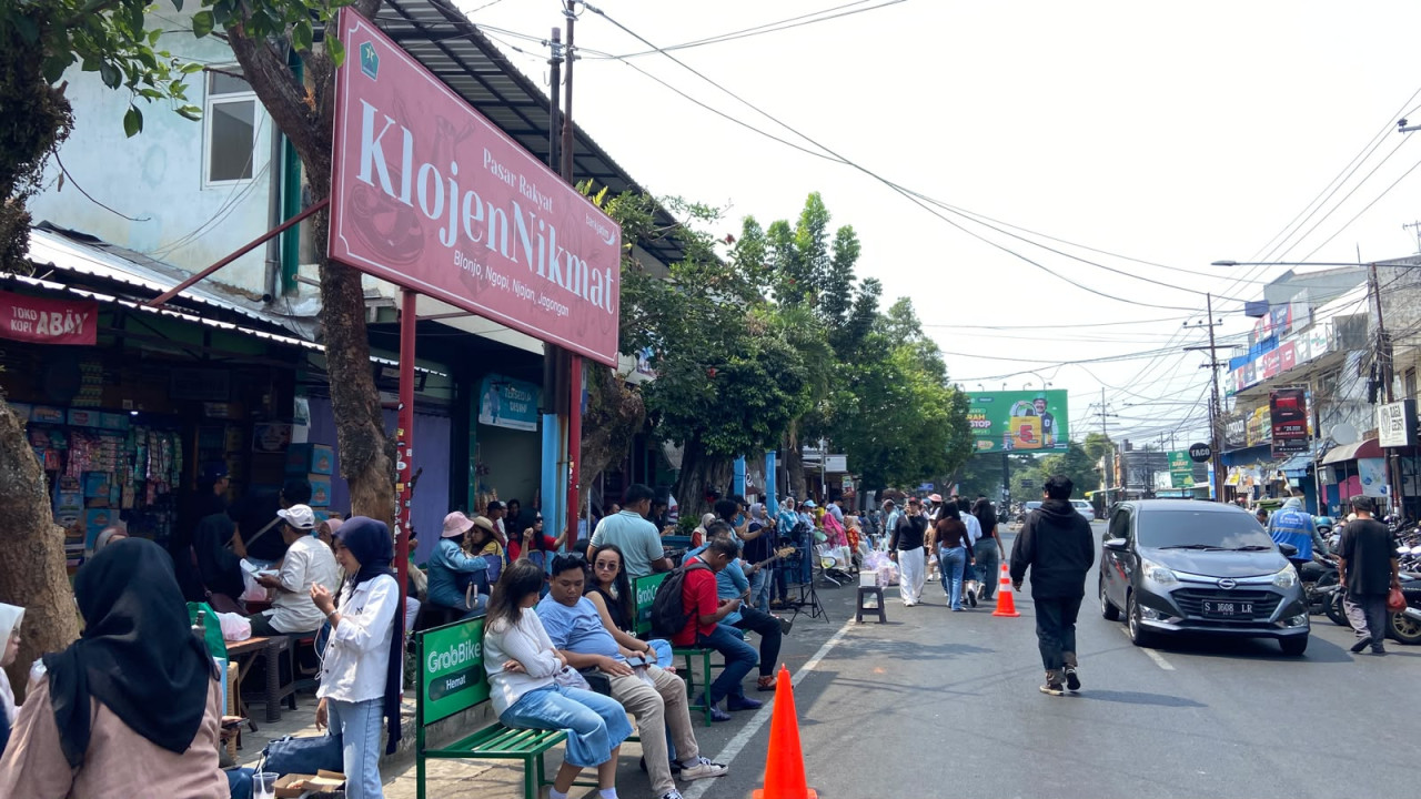 Suasana di luar Pasar Rakyat Klojen Nikmat, pada Sabtu (24/10/2026). Sejumlah pengunjung menikmati akhir pekan di bawah papan merah besar yang menjadi penanda wajah baru pasar ini yang semakin hidup. (Foto: Yanuar Dedy/jatimnow.com)
