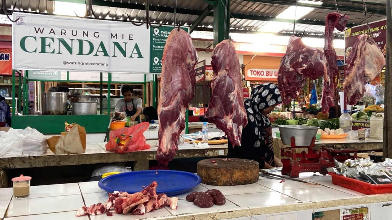 Lapak daging di Pasar Rakyat Klojen Nikmat yang letaknya berdampingan dengan lapak-lapak kuliner, pada Sabtu (24/10/2026). Tampak bersih dan tidak berbau, membuat pengunjung tetap nyaman menikmati suasana pasar sambil kulineran. (Foto: Yanuar Dedy/jatimnow.com)