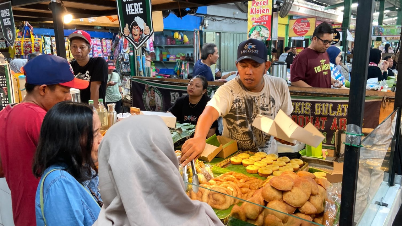 Suasana Pasar Pasar Rakyat Klojen Nikmat, pada Sabtu (24/10/2026). Sejumlah pengunjung mengantre di lapak gorengan. Ada bakwan, perut ayam dan aneka gorengan lainnya. (Foto: Yanuar Dedy/jatimnow.com)