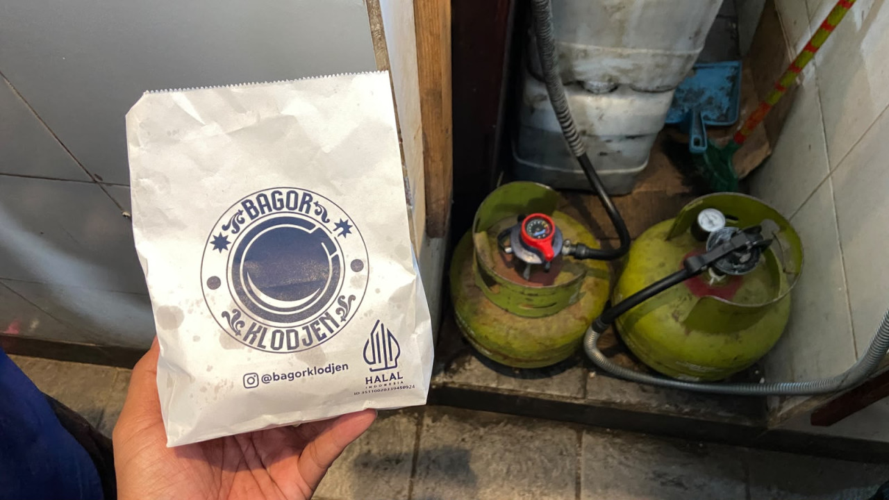 Bakso Goreng Klodjen, salah satu lapak jajanan yang merasakan dampak positif wajah baru Pasar Rakyat Klojen Nikmat, pada Sabtu (23/10/2026). LPG 3 kilogram turut menjadi penopang usaha UMKM ini. (Foto: Yanuar Dedy/jatimnow.com)