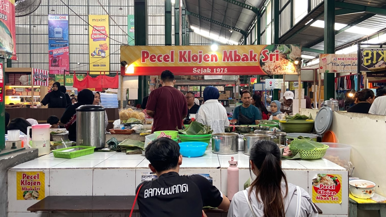 Pengunjung menikmati Pecel Klojen Mbak Sri, salah satu lapak paling legendaris di Pasar Rakyat Klojen Nikmat, pada Sabtu (23/10/2026). (Foto: Yanuar Dedy/jatimnow.com)