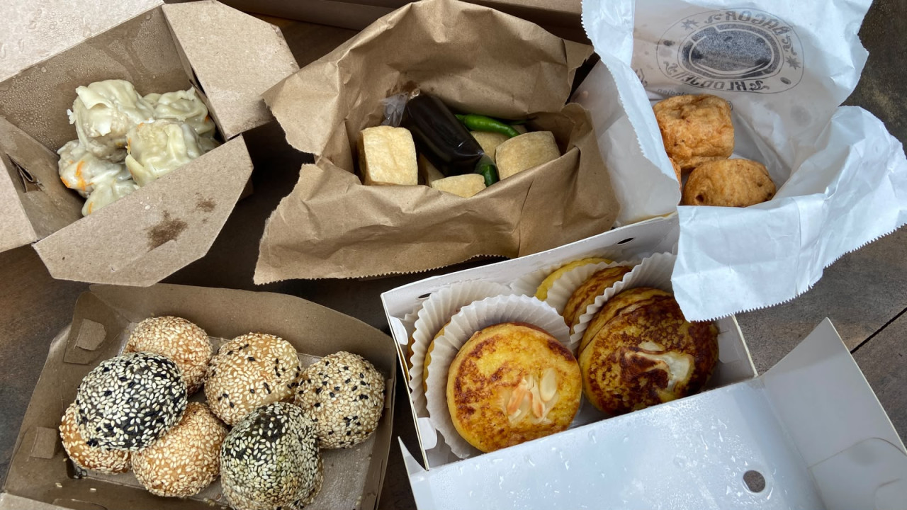 Dimsum, tahu goreng, bakso goreng, onde-onde dan lumpur panggang yang diborong Camelia dari lapak-lapak kuliner Pasar Rakyat Klojen Nikmat. (Foto: Yanuar Dedy/jatimnow.com)