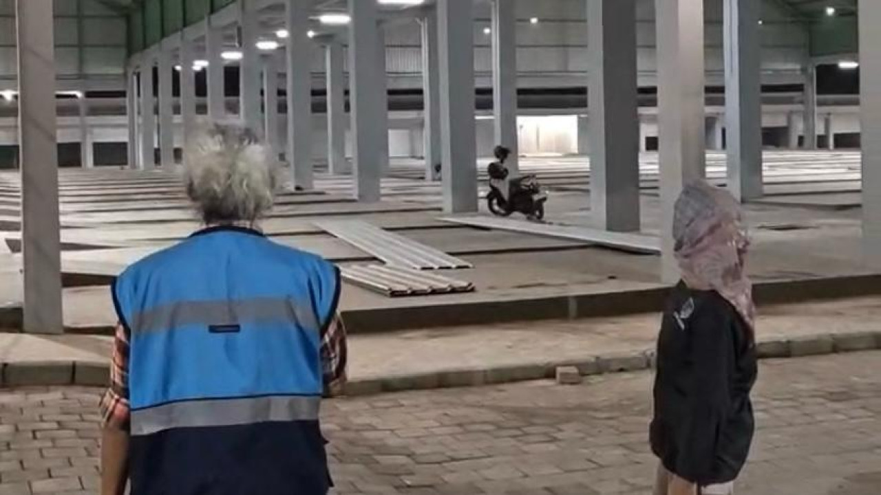 Kepala Dinas Perdagangan dan Perindustrian Kabupaten Kediri Tutik Purwaningsih, melihat progres pembangunan Pasar Ngadiluwih. (Foto: Pemkab Kediri/jatimnow.com)