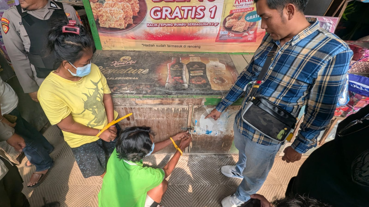 Pasangan suami istri (pasutri) berinisial E dan A, warga Kecamatan Kaliwates, Jember saat ditangkap polisi. (Foto: Polsek Kaliwates/jatimnow.com)