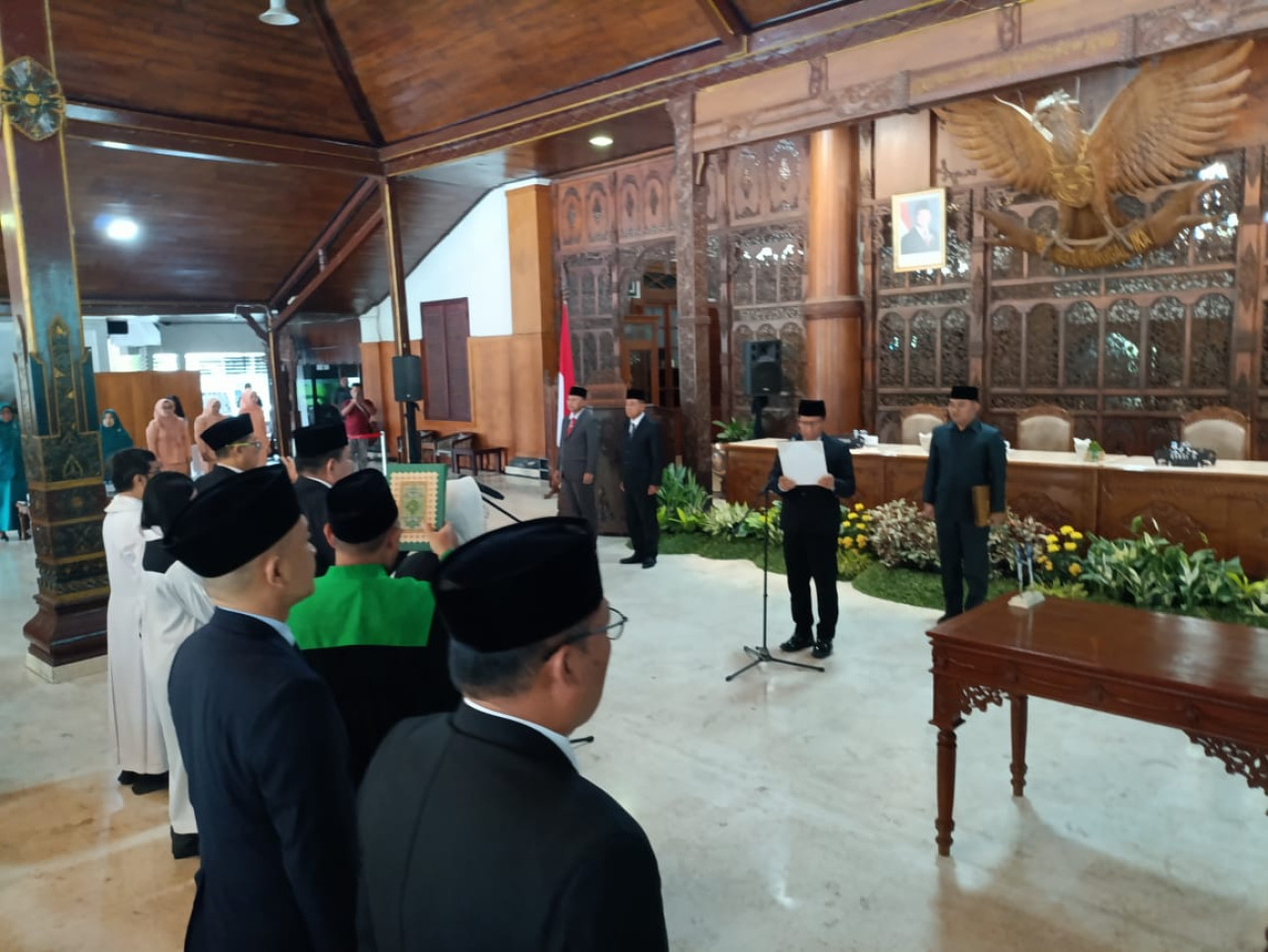 Prosesi pelantikan yang digelar di pendopo kongas arum kusumaning bongso. (Foto: Bramanta/jatimnow.com)