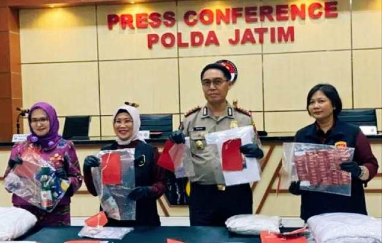 Polda Jatim menunjukkan barang bukti kasus eksploitasi anak di Jember. (Foto: Polda Jatim/jatimnow.com)