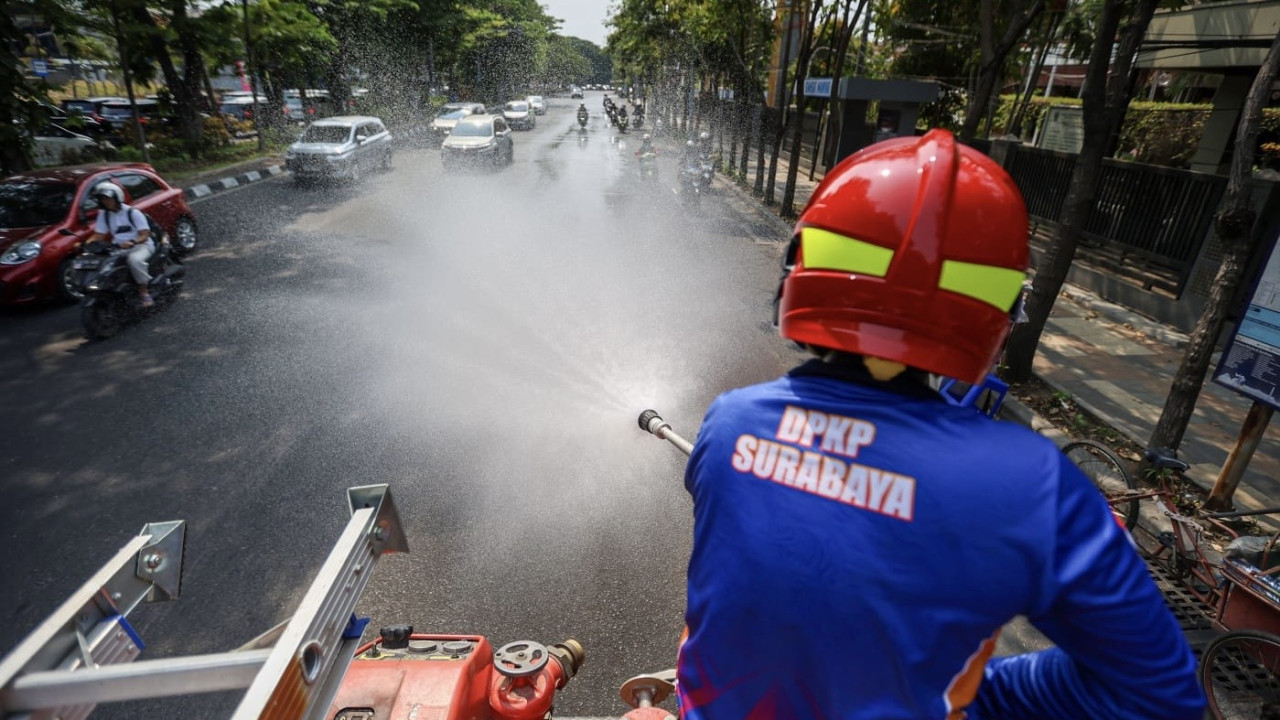 Dinas Pemadam Kebakaran dan Penyelamatan (DPKP) Kota Surabaya mengintensifkan pembasahan jalan di sejumlah wilayah. (Foto: Pemkot Surabaya/jatimnow.com)