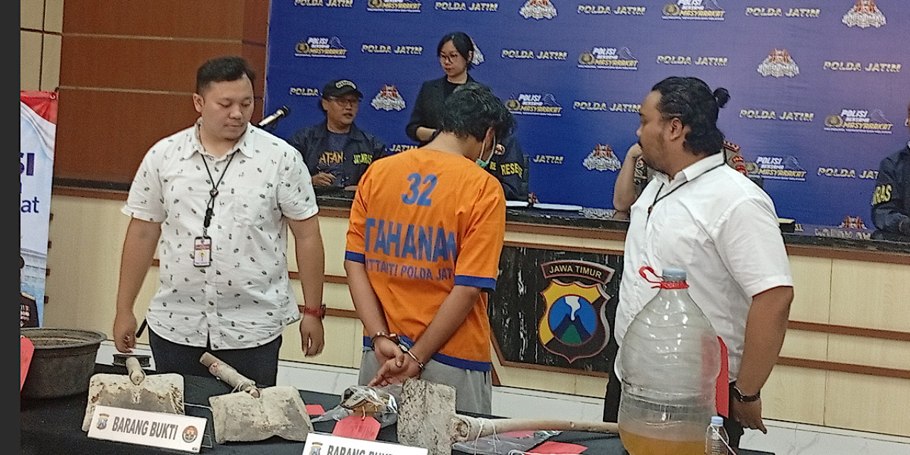 Tersangka berinisial DBM (40), yang merupakan suami siri Dini, diduga menghabisi nyawa kedua korban sebelum melaporkan mereka hilang. (Foto: Sujianto/jatimnow.com)
