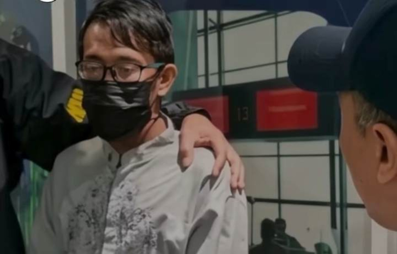 Mochamad Khoirul Anam (MKA) saat diamankan Polis Diraja Malaysia (PDRM) pada Jumat (2/10/2026). (Foto: Divhubinter Polri/jatimnow.com)