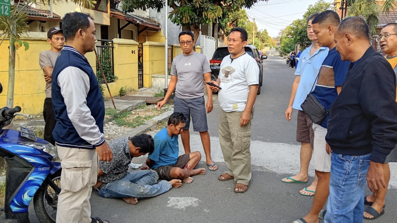 Warga sekitar turut membantu mengamankan kedua pelaku. (Foto: Polsek Mojoroto/jatimnow.com)