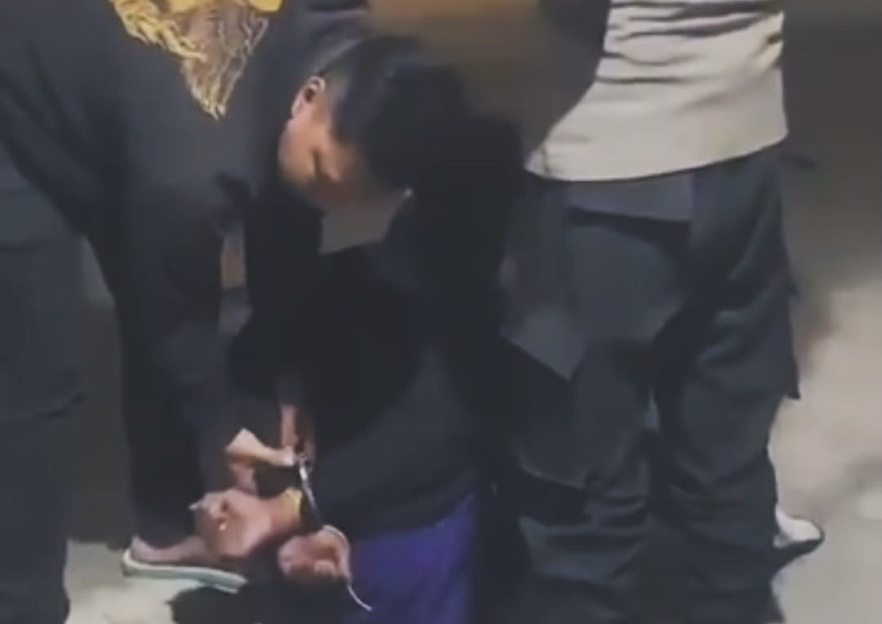 Seorang pria berinisial M (48), asal Sampang, Madura, diamankan setelah kepergok hendak membawa kabur motor milik mahasiswa. (Foto: Polsek Pare/jatimnow.com)