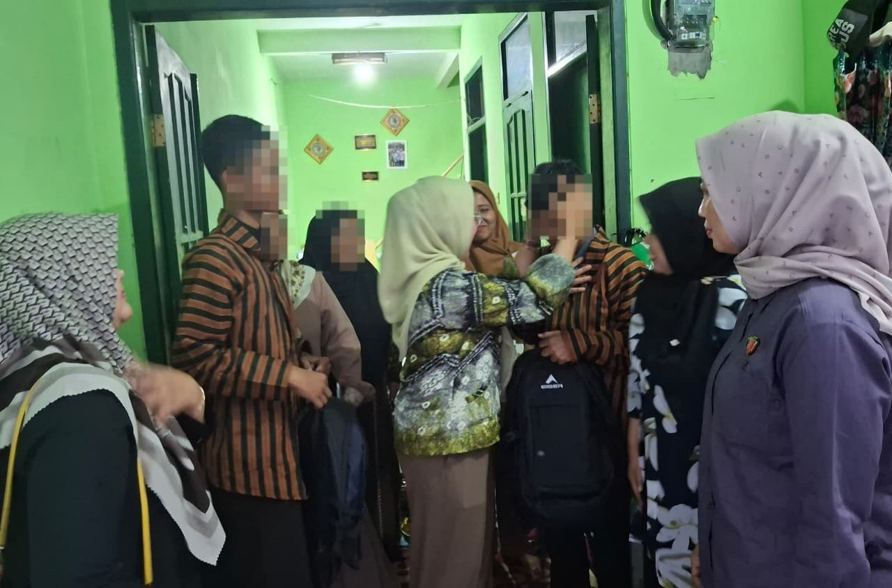 Polisi dan Dinsos P3AP2KB saat mendampingi siswa yang diduga menjadi korban kekerasan (Foto: PPA Satreskrim Polresta Malang/jatimnow.com)