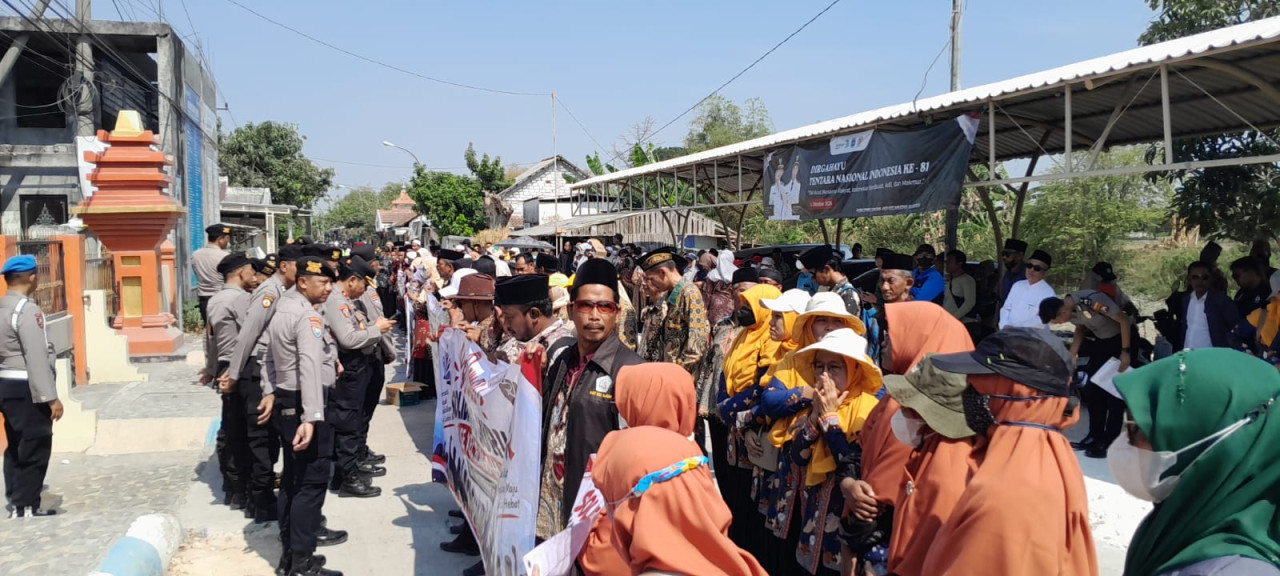 Ratusan guru menggelar aksi solidaritas untuk mendukung kepala sekolah korban dugaan penganiayaan oleh oknum TNI di Lamongan. (Foto: Adyad Ammy Iffansah/jatimnow.com)