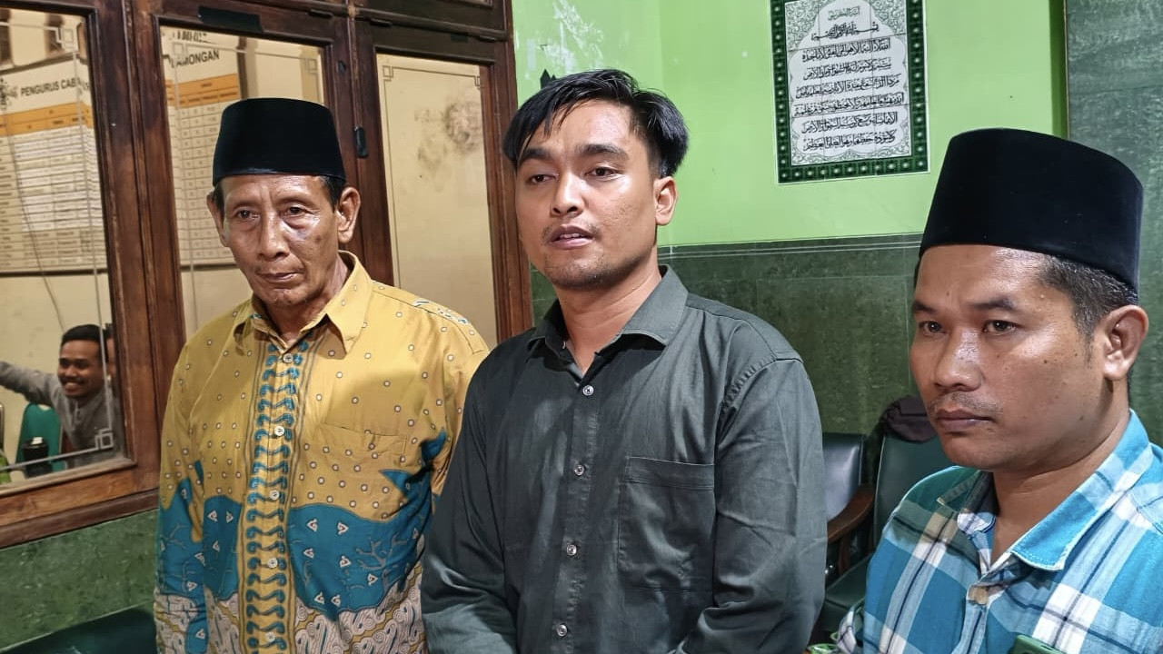 Kepsek korban penganiayaan (kiri) bersama kuasa hukum (tengah) saat memberikan keterangan di PCNU Lamongan. (Foto: Adyad Ammy Iffansah/jatimnow.com)