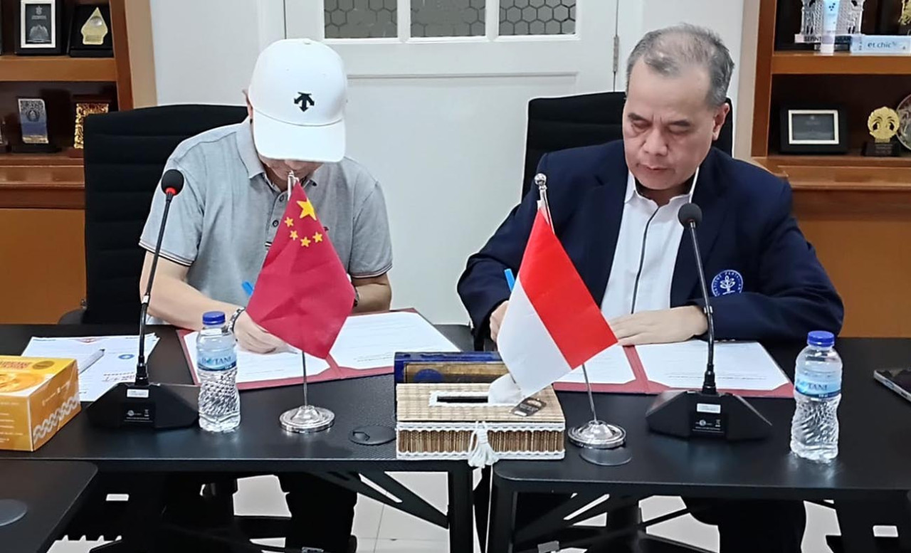 JOINN Laboratories China secara resmi meneken nota kesepahaman atau MoU kerja sama riset dan pemanfaatan monyet ekor panjang bersama IPB. (Foto: Singky for jatimnow.com)