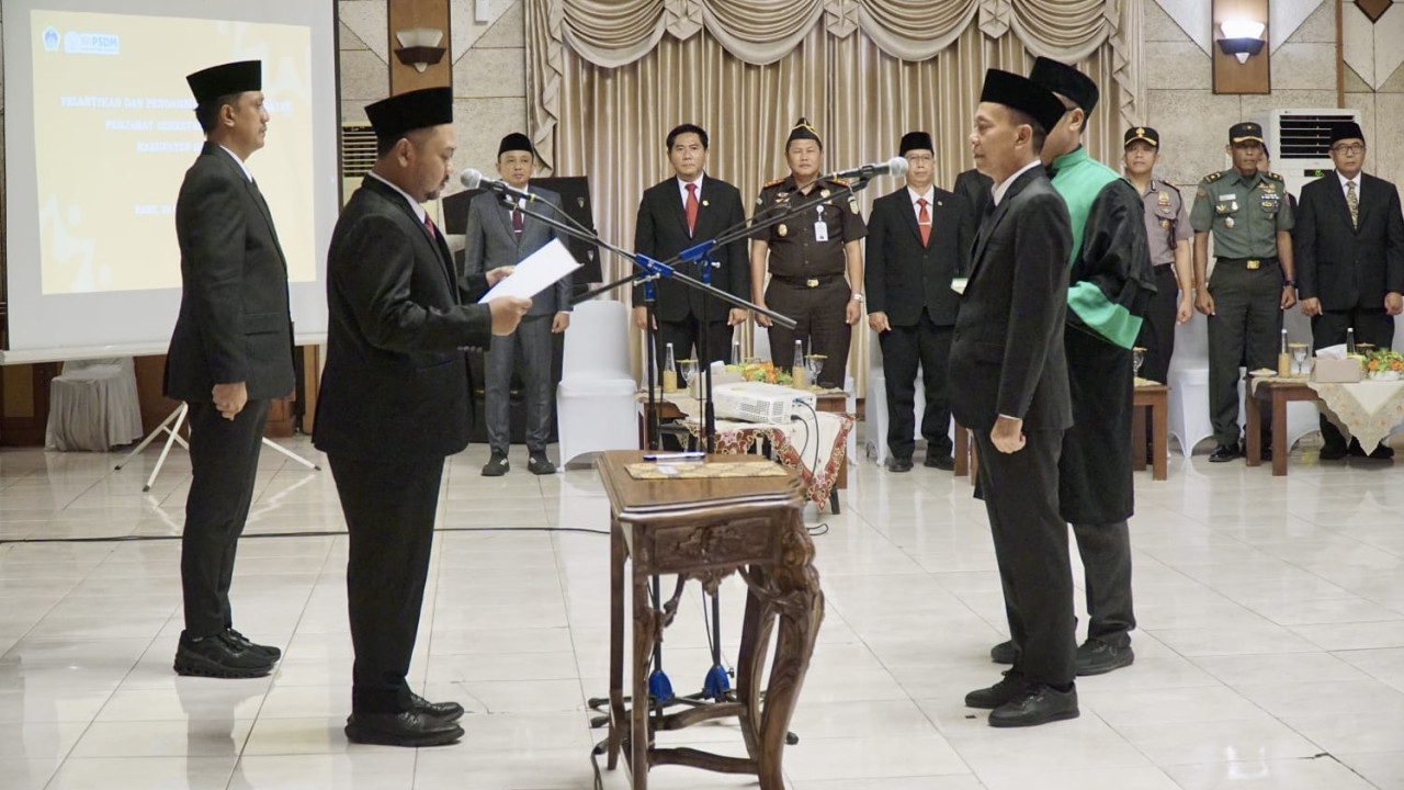 Bupati Gresik Fandi Akhmad Yani saat melantik Edy Hadisiswoyo sebagai Pejabat Sekretaris Daerah (Pj Sekda) Kabupaten Gresik. (Foto: Diskominfo Gresik/jatimnow.com)