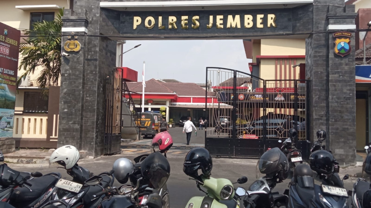 Tiga orang tua siswa Sekolah Rakyat melapor ke Polres Jember. (Foto: Sugianto/jatimnow.com)