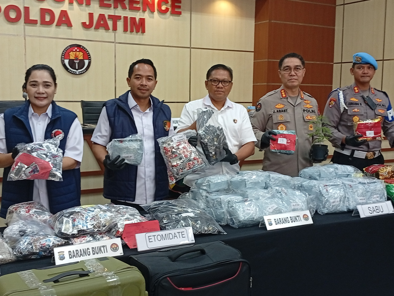 Polisi menunjukkan barang bukti narkoba hasil ungkap kasus. (Foto: Sujianto/jatimnow.com)