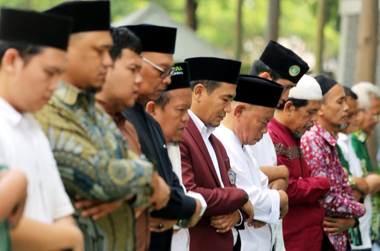 Civitas akademika Umsura menggelar salat istisqa di lapangan futsal memohon hujan sekaligus mendoakan karhutla padam. (Foto: Humas Umsura for jatimnow.com)