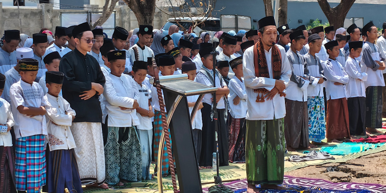 Ratusan santri Yayasan Sabilillah Lamongan menggelar salat istisqa untuk memohon turunnya hujan. (Foto: Adyad Ammy Iffansah/jatimnow.com)