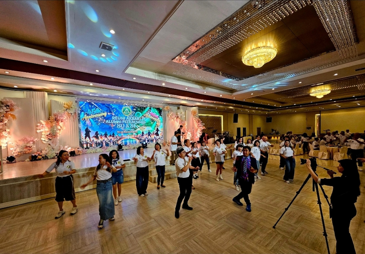 Moment riang Alumni Petra 81 Siang Surabaya, bernyanyi dan joget bersama (foto: Ni'am Kurniawan/jatimnow.com)
