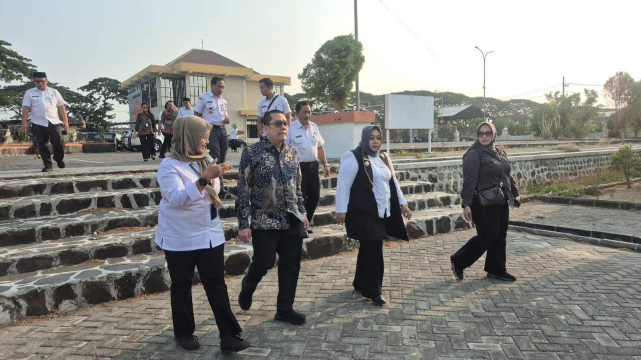 Anggota Ombudsman Radian Syam bersama Plt Bupati Ponorogo Lisdyarita saat meninjau Sekolah Rakyat Terintegrasi 5 Ponorogo di Sentra Industri, Jalan Trunojoyo, Kelurahan Tambakbayan, Rabu (14/10/2026) (Foto: Ahmad Fauzani/jatimnow.com)