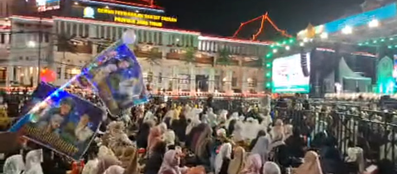 Ribuan jemaah berselawat bareng Habib Syech. (Foto: Nur Alifan/jatimnow.com)