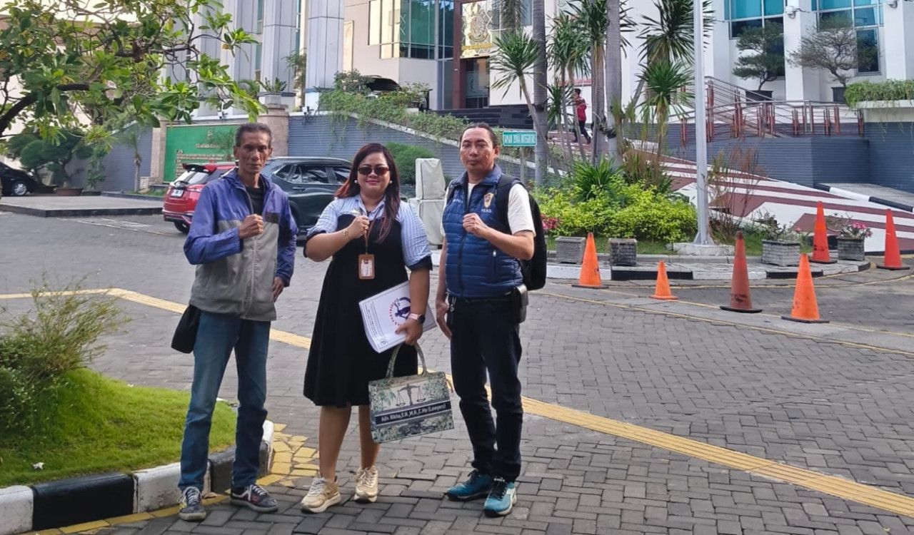 Rikha Permatasari mendatangi Kantor Kejaksaan Tinggi (Kejati) Jawa Timur, Rabu (7/10/2026). (Foto: Tuji for jatimnow.com)