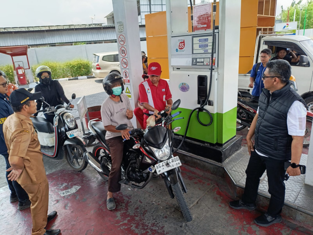Tim gabungan saat melakukan sidak SPBU di Tulungagung. (Foto: Bramanta/jatimnow.com)