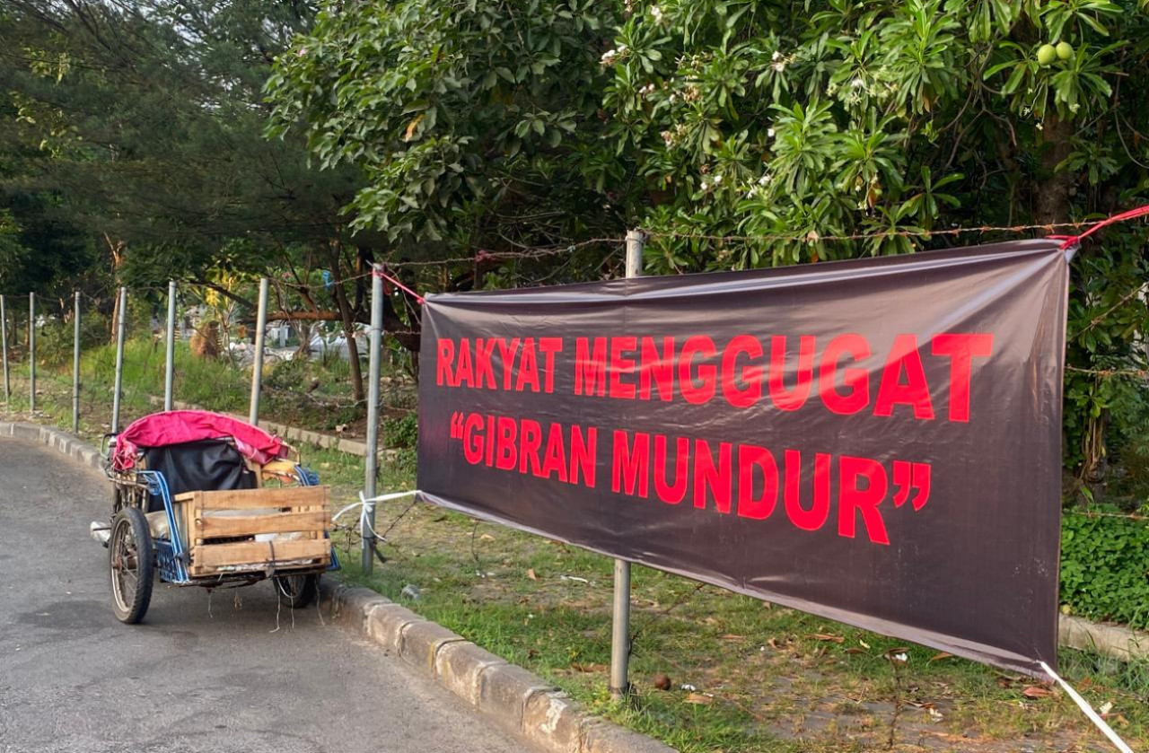 Sejumlah spanduk desakan Gibran Rakabuming mundur terpasang di Sidoarjo.(Foto/jatimnow.com)