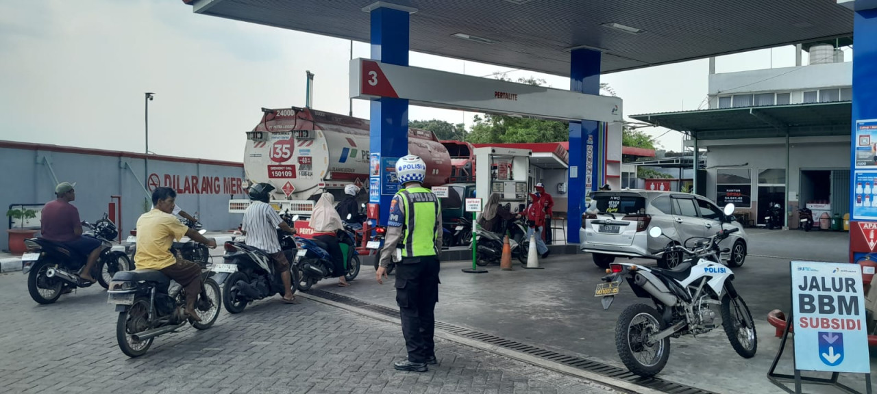 Polres Kediri Kota memantau ketersediaan bahan bakar minyak (BBM) di sejumlah stasiun pengisian bahan bakar umum (SPBU). (Foto: Polres Kediri Kota/jatimnow.com)