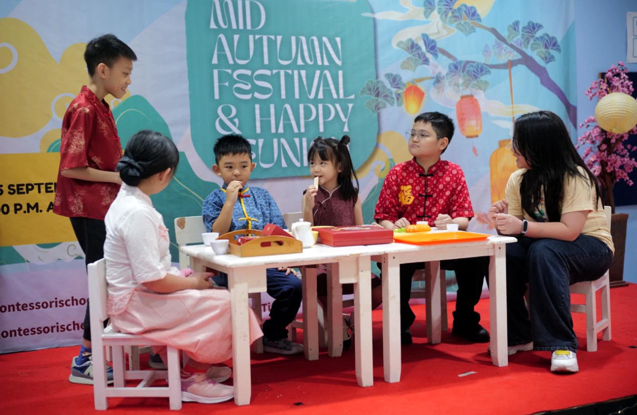 Surabaya Montessori School merayakan Mooncake Festival untuk mempererat hubungan sekolah dan keluarga melalui pergelaran budaya dan kreasi lampion. (Foto: Ali Masduki/jatimnow.com)