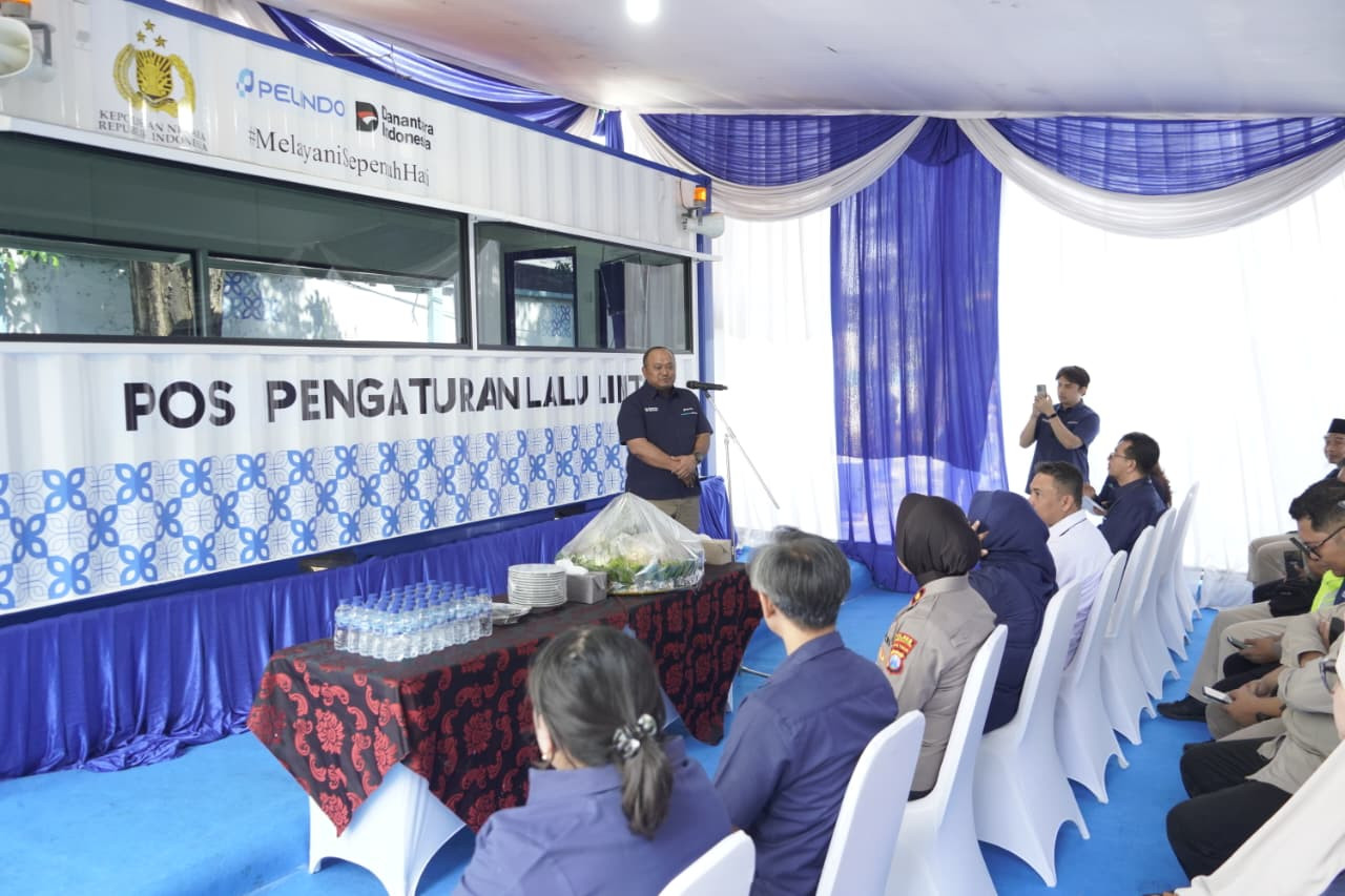 Pelindo mengoperasikan Pos Pantau Lalu Lintas di Jalan Perak Barat. (Foto: Sujianto/jatimnow.com)