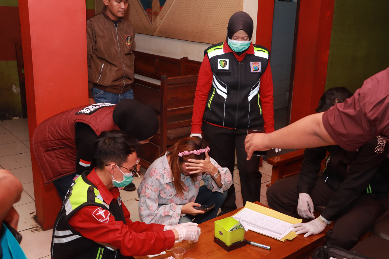 Tes urine yang dilakukan petugas saat razia tempat hiburan malam di Lamongan. (Foto : Humas Polres Lamongan for jatimnow.com)