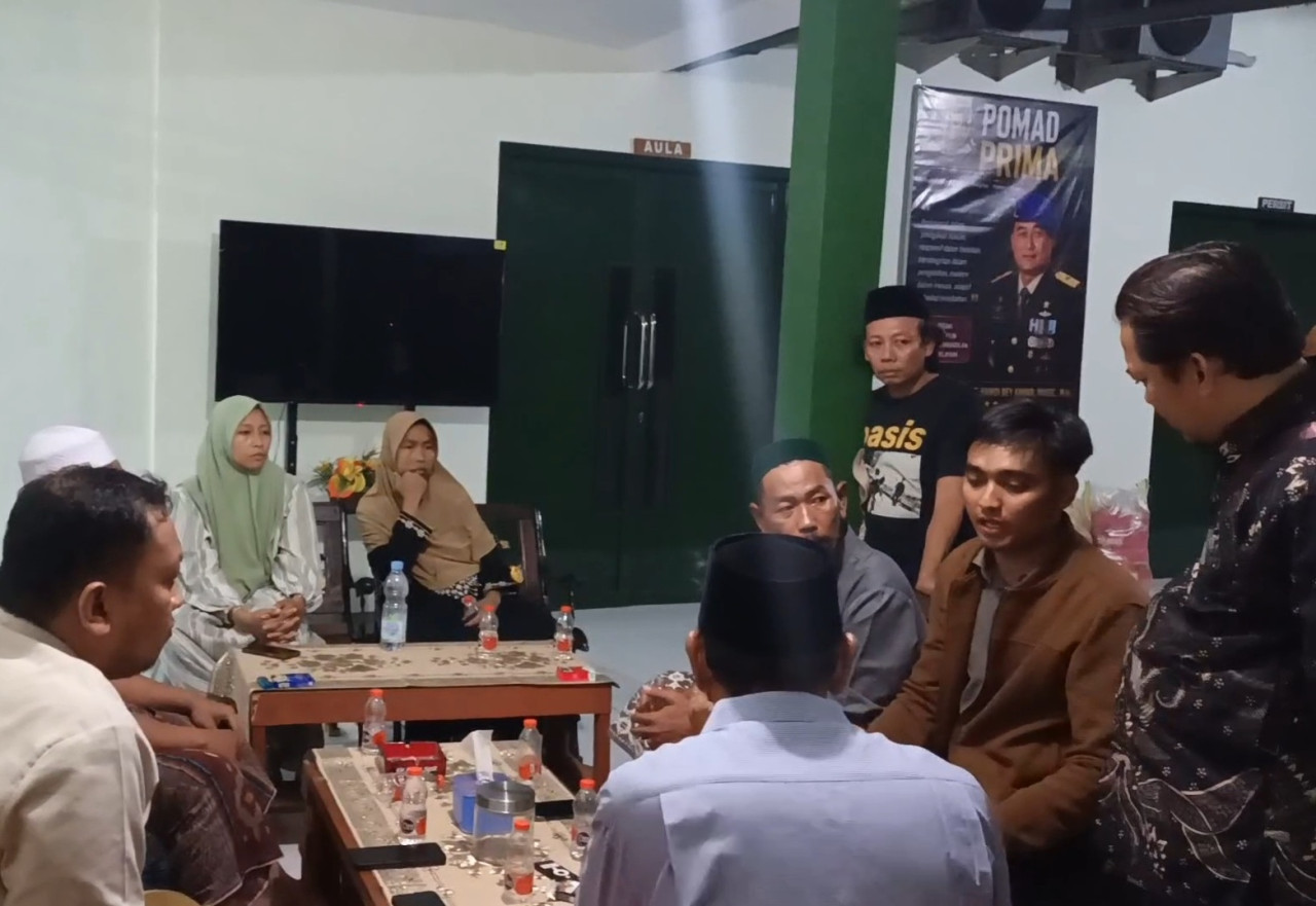 Laporan dugaan penganiayaan terhadap kepala sekolah oleh oknum TNI ke Denpom Lamongan. (Foto: Adyad Ammy Iffansah/jatimnow.com)