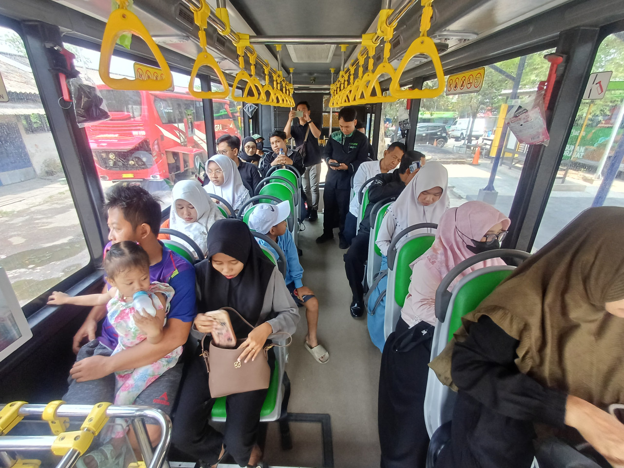 Warga Lamongan Antusias Menikmati Layanan Gratis Trans Jatim Hari Ini