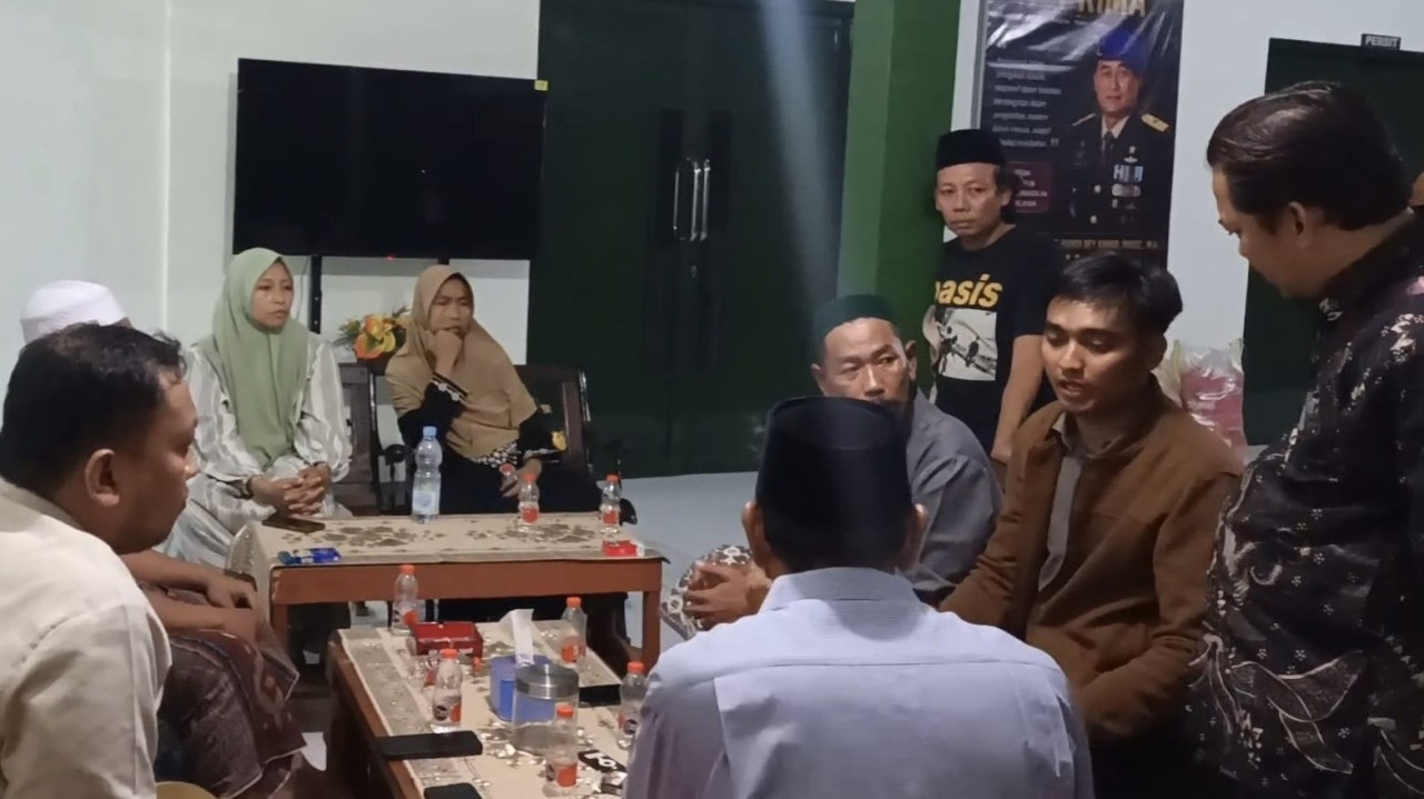 Pelaporan dugaan penganiayaan terhadap kepala MI di Lamongan yang melibatkan Serma MS. (Foto: Adyad Ammy Iffansah/jatimnow.com)